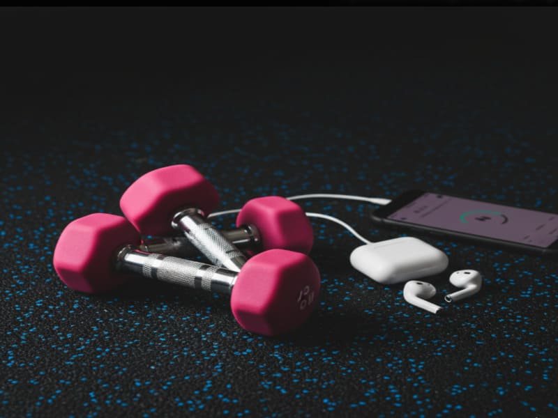 Gedetailleerd overzicht van het aan elkaar bevestigen van de randen van de multiplex ondervloer voor een stabiele basis voor de sportschool